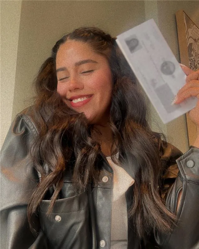 Griselda holds her license